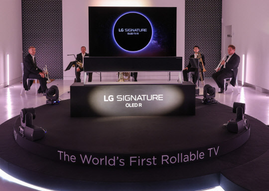 LG전자가 영국 런던에 위치한 아트 스튜디오에서 VIP 고객을 영국 런던에 위치한 아트 스튜디오에서 로열 필하모닉 오케스트라 연주에 맞춰 LG 시그니처 올레드 R 제품이 무대에서 소개되고 있다. <LG전자 제공>